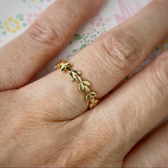 Eternal Vine Leaf Gold Tone Ring Size 6 - Picture 2 of 4